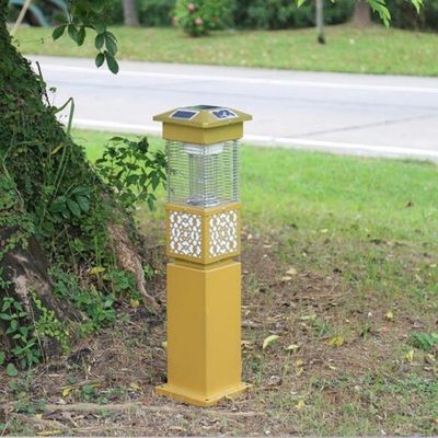 All'aperto facendo uso della luce ricaricabile solare del giardino dell'uccisore della zanzara