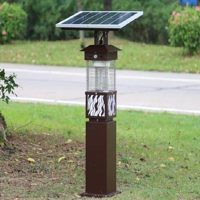 All'aperto facendo uso della luce ricaricabile solare del giardino dell'uccisore della zanzara