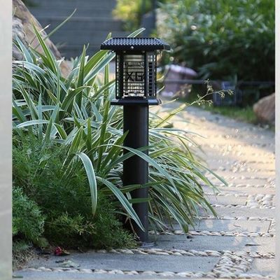 All'aperto facendo uso della luce ricaricabile solare del giardino dell'uccisore della zanzara
