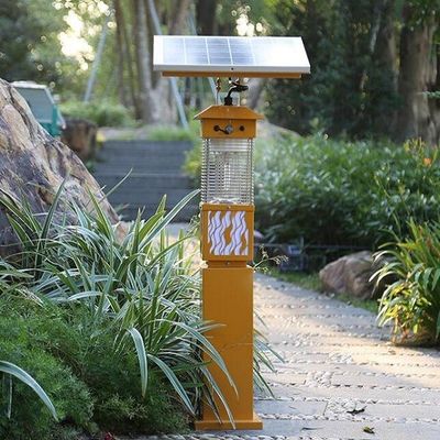 All'aperto facendo uso della luce ricaricabile solare del giardino dell'uccisore della zanzara