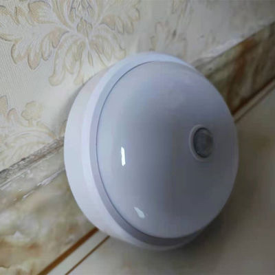 Corridoio dell'interno che accende la luce del sensore di moto del supporto del soffitto 20000h