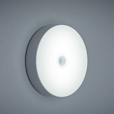 Luce notturna di design rotondo con sensore di movimento per camera da letto luce bianca 6000K