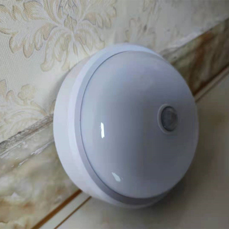 Corridoio dell'interno che accende la luce del sensore di moto del supporto del soffitto 20000h